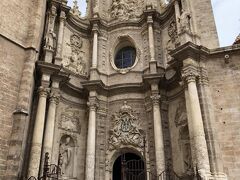 散策をたのしんでいると、巨大な教会が現れました。

Valencia Cathedral

路上に怪しい売り子がいたり、お土産屋さんが多く会ったり、マクドナルドがあることから、有名な観光地だということがわかります。