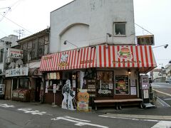 さっそく、最初の目的地である「佐世保バーガービッグマン」へ。京町バス停から徒歩2～3分です。店内には、先客が1人いました。

初めてベーコンエッグバーガーを作ったのがこのお店とのことで、当然、ベーコンエッグバーガー(税込702円)を注文。

