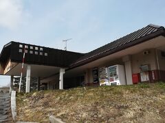 裏磐梯高原駅から五色沼の散策路を歩きます。
休憩所に売店やトイレがあるそうですが、今日は平日だからか、オフシーズンだからか、閉まってました。