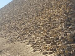 「赤のピラミッド」ひとり占め~(^0^)うれしい！

でもなぜ「赤」なの？

それは積まれた石が他のピラミッドより赤いからとのこと、私には色の違いがわかりませんでした。