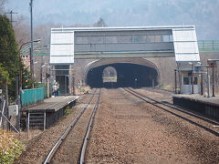 竜仙峡のある滝の上公園の最寄駅「滝ノ上」です
秋は紅葉が綺麗ですが鉄道を利用して来る人は少ないです
ここもそれなりに住宅があり地元の人が乗ってきました
何でこんなに混んでいるのと驚いていましたが・・・