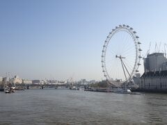 写真スポットに行くためにWestminster 橋に向かいます。

橋からはロンドンアイも良く見えます。