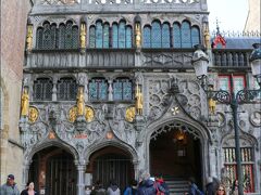 「聖血礼拝堂」"Heilig-Bloed Basiliek" (Basilica of Holy Blood)

12世紀に第2回十字軍に参加したフランドル伯のティエリー・ダルザスが
エルサレムから持ち帰ったとされる聖血（キリストの血）の聖遺物が
納められていることで知られています。

１階は聖バシリウスに献納された納骨堂になっており
２階が聖血礼拝堂になっています。
（右手の階段を上ります）