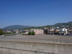 京都駅で今日のお弁当とｺｲﾝﾛｯｶｰに立ち寄り

JR嵯峨野線で嵯峨嵐山駅へ
途中、目指す愛宕山が見える、
やっぱり高い！