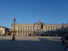 像の背後は市庁舎です。