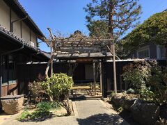 と、気になって入口を覗いてみました。

こちらは「須坂市 ふれあい館 しらふじ」。
明治時代の診療所だった建物だそうです。

入ってすぐのお庭には藤棚が。
藤の咲く頃には、さぞかし風情があって素敵でしょうね～。