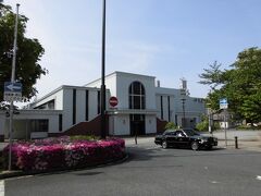 灘（なだ）駅



該駅は、大正６年（１９１７年）１２月１日開業である。
然るに、初代駅本屋は、阪神間複々線化工事支障物とされた事から、大正１１年（１９２２年）に解体され、新に、第２代駅本屋が造営された。
該駅第２代駅本屋は、アールデコ様式をふんだんに用いた意匠が施工されていた。
昭和１２年（１９３７年）５月２３日の東灘-神戸-兵庫間複々線化時に、海側に旅客ホーム１本が追加され、該日より、新設旅客ホームは下り線専用、既成旅客ホームは上り線専用となった。
昭和２０年（１９４５年）６月５日の神戸大空襲時に焼夷弾攻撃に依り旅客ホーム待合室全焼被害が発生したが、該駅本屋は奇跡的に無事だった。
平成６年（１９９５年）１月１７日５時４６分発生の阪神大震災に依り、住吉-六甲道-灘間は六甲道高架橋壊滅被害の為に、長期間に亘る列車運転が不可能になり、此の為に、該駅-摂津本山間に列車代行バスが運行された事から、該駅前に大混雑が発生したが、該不通区間は同年４月１日に開通し平常に復帰した。
http://www.jr-odekake.net/eki/top.php?id=0610142