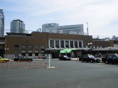 神戸（こうべ）駅



駅本屋
該駅は、明治７年（１８７４年）５月１１日開業である。
即ち、現在の 神戸ハーバーランド一帯が初代神戸駅跡で、該地に鉄道資材一式が陸揚された。
初代駅本屋は、旅客ホームをドームで覆う一体型で、雨天時は便利だったが、盛夏期は内部が蒸風呂状態となり利用者の評判は芳しくなかった。
因みに、昭和２９年（１９５４年）に神戸駅８０年史が編纂されたが、該誌史に、明治１０年（１８７７年）１０月に該駅に於いておむすびを販売したとの記述が在り、該記述が事実とすれば、駅弁販売は東北本線宇都宮駅嚆矢説が覆される。
山陽鐵道兵庫-神戸間連絡の為に、明治２２年（１８８９年）３月７日に現位置に移転したが、初代駅敷地は、貨物取扱業務、客車組成、及び、神戸工場敷地として引続き使用さ、特に、初代駅本屋は鐵道局庁舎、更に、神戸保線区庁舎として残存したが、昭和２０年（１９４５年）３月１７日空襲で惜しくも焼失した。
第２代駅本屋は２階建煉瓦建築で、高架化工事着工直前たる大正１４年（１９２５年）まで使用し解体された。
明治２９年（１８９６年）８月３０日に、関西に複数の大型台風が通過し、此の為に、旧湊川が氾濫し決壊した為に神戸市西部に濁流が押流され、該駅構内も６０ｃｍ浸水し、同年９月６日まで使用不能となった。
更に、同年１１月２６日通過の大型台風は、武庫川水位が２．７ｍを記録し、大阪-神戸間は、同年１２月１日まで列車運行が不可能になる。
日露（にちろ）戦争（明治３７年（１９０４年）２月８日～明治３８年（１９０５年）９月５日）終結に伴う帰還将兵輸送の為に、該駅構内に陸軍停車場司令部が設置され、陸軍士官、及び、事務官数名が常駐し復員業務に従事した。
神戸市内高架線化工事の為に、明治２２年（１８８９年）の煉瓦建築の第２代駅本屋は取壊され、跡地に高架線が構築され、高架線竣工前たる昭和５年（１９３０年）７月１日に現第３代駅本屋が先行開業した。
貨物取扱業務は旧駅敷地内に於いて行われていたが、高架化の為に線路が分断される事から、それ迄の該駅構内扱から、東灘駅から別途分岐線とし新に湊川８みなとがわ）駅が設置され、昭和３年（１９２８年）１２月１日に梅田駅と共に開業した。
昭和６年（１９３１年）１０月１０日に、従来の地上線から高架線に一夜にして切替られ、現在の上り内外線の第１番ホーム、及び、第２番ホームが開通し、引続き、地上線跡地に高架線が建設された。
昭和１２年（１９３７年）５月２３日に待望の追加高架線が開通し、既成高架線は上り線専用、新高架線は下り線専用になった。
昭和１３年（１９３８年）７月５日の阪神大水害で、該駅に濁流が押寄せ８０ｃｍの浸水被害が発生した。
該大水害発生時に、上り第３０列車７両編成、上り１２２列車７両編成、及び、上り軍用第８００４列車１０両編成が抑止運転されたが、該列車群に被害は及ばず無事だった。
大東亜戦争末期に於ける空襲被害で、該駅では、昭和２０年（１９４５年）３月１７日空襲に依り、旅客ホーム上屋が一部焼損した他、留置中の電車２両が全焼被害が発生した。
https://www.jr-odekake.net/eki/top.php?id=0610145