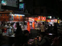 ホテルでチェックイン後、雙城街夜市に行きます。
あまり有名でない夜市かと思いきや、あちこちで日本語が聞こえてきます。