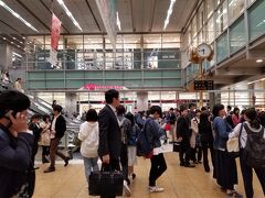 浜松SAでの休憩、東岡崎駅の立ち寄りと走って夕方名古屋に到着です。これは高島屋前の時計。たぶん名古屋では待ち合わせ場所なんでしょうね。すごい人でした。