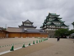 天守閣到着です！緑色の屋根瓦が特徴の現在の名古屋城。来れてよかった！