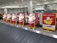 荷物受け取りレーンに乗っかった矢場とんの人形。かわいい！