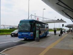 高松駅から40分ほどで高松空港に到着。

空港に到着したころに雨も本降りに・・・
