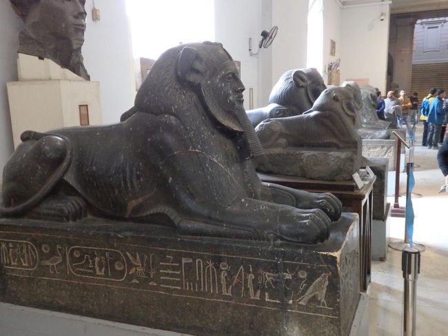 古代エジプトの寺院の石碑 ツタンカーメン、イシス、ホルス 壁 古代エジプトの寺院の石碑 ツタンカーメン、イシス、ホルス 壁