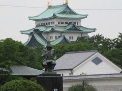 手前には武将の銅像があり、徳川家康公かと思いきや、加藤清正公だそうです。