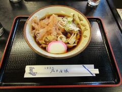 歩きっぱなしで疲れた上に、お腹も空いたので、お食事処で名古屋名物のきしめんをいただきました。