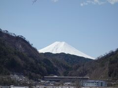 3月23日。
これから帰省します。
天気は快晴。
中央道の初狩パーキングから富士山がきれいに見えました。