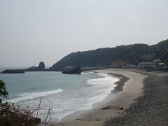 続いて、次の目的地へ。
龍宮窟へ行きます。
駐車場からは海水浴場が見えました。