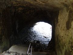 龍宮窟へは、こんな感じのほら穴を下りていきます。
