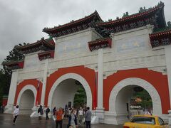 台北市内の忠烈祠の門。少し雨模様。