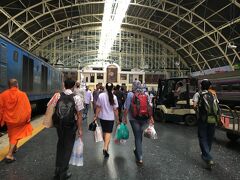 2時間遅れの12時過ぎにフアランポーン駅に到着！！
このカマボコ型天井、低床のホーム…降り立った瞬間にこの駅に惚れた。