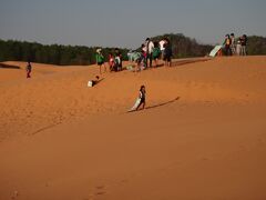 　最後に「Red SandDunes（赤い砂丘）」
　ここは高低差がそんなにないので自分で歩いて散策。
　砂滑りを楽しんでいるちびっ子がいます。