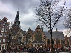 旧教会を通り過ぎ、

≪旧教会≫ 1213年頃に木造の礼拝堂として建てられた、アムステルダム最古の建物。現在は近現代美術館でもある。 