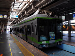 大船駅からは、久しぶりに湘南モノレールを利用。
今回の目的地が、この沿線にあるからだ。
いつもの週末なら、江ノ島へ向かう観光客で混雑しているのだが、なんと四人掛けの座席を独り占め。
こんなに空いているのは珍しい。