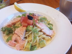 美術館だけあっておしゃれな店内。カフェモーツァルトフィガロにて、サーモンとアボカドのクリームパスタ。
企画に合わせた限定メニュー。