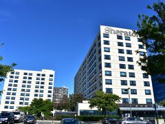 （写真は翌日撮ったもの）
今回はニュージャージーのSheraton Lincoln Harbor Hotelに４泊します。
慌ててチェックインしていると、デポジットで出したクレジットカードの暗証番号がなぜか通らず、フロントの人の顔つきが段々険しくなってきて。

こっちは空港に引き続きのパニックで、何とか他のカードで暗証番号も通り、部屋に荷物を置いてすぐにマンハッタンへ引き返します。