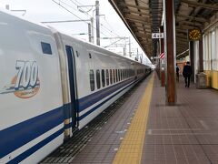 品川より新幹線で約1時間で新富士駅に到着。