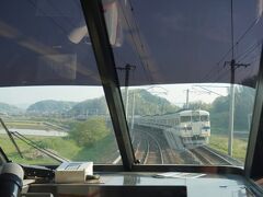 　783系電車は、ワイドな前面展望がウリ。宮崎行きだと、博多～小倉間は５号車の自由席が「展望席」になります。早めにホームに行って、この特等席をゲットしました。