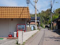 　島内には何軒か酒屋や商店があるものの、日曜休業のお店が多いです。