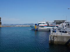 　10分ほどの短い船旅で、馬島着。
　藍島よりもずっと小さな島で、集落は１つだけ。商店などは見当たらず、自販機も１台だけです。