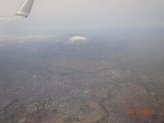 　飛行機の窓から見える「岩木山」。