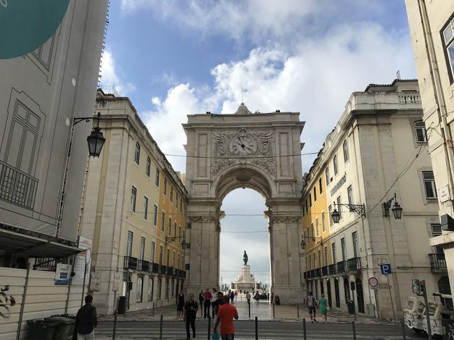 朝起きたら若干雨が降ってました。でも1時間くらいしたら止んだので散策スタート。