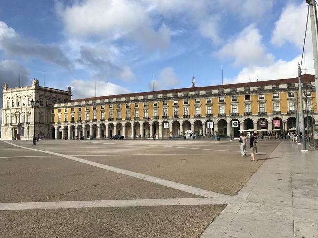 まずは昨日の朝、路面電車で近くを通って気になった広場へ。