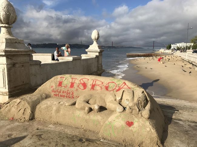 砂で作ったソファ。