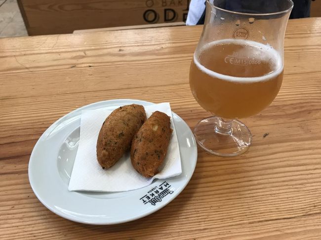 朝食を食べてなかったので市場がオープンして直ぐにバカリャウのコロッケとビールを。