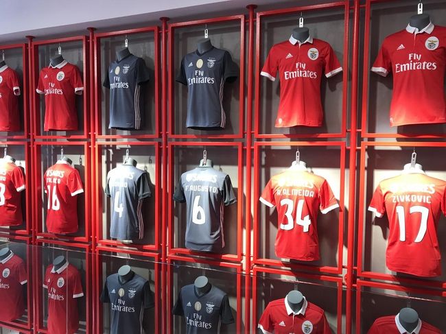 ホテル近くに戻って来ました。ホテル近くにある、リスボンのフットボールクラブ、ベンフィカSCのショップを少し見ました。