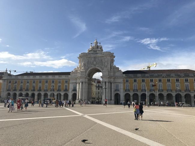 朝の広場に再び行ってみると青空が広がっておりました。