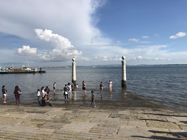 テージョ川で水遊びをする人たち。気持ち良さそう。