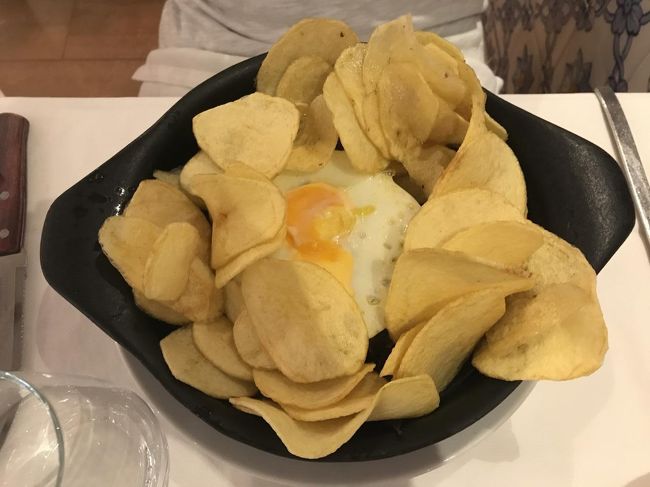 ポルトガルスタイルステーキ！<br />ポテチが盛りだくさん。でもこれが美味い！<br /><br />ここのレストランどれもとても美味しかったです！また来たいと思った。