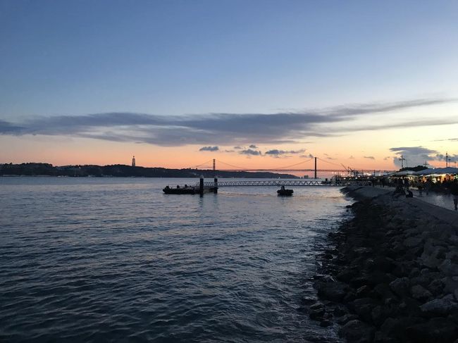 気持ち良いので川沿いを歩いてホテルまで帰ることに。