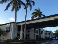 今回予約したホテルは、 Best Western Fort Lauderdale Airport/Cruise Port です。
私は初めてですが、旦那は何度かカナダで利用したことがあるということで、今回予約してみました。
本当は昨年泊まったHampton Inn Ft Lauderdale-Airport North（ハンプトン イン フォートローダーデール - エアポート ノース）が良かったのですが、年末ということもありかなりの金額だったので、比較的手頃なBest Western にしたのでした。

空港からタクシーで10分弱程度。
このBest Western と Hampton Inn は何とお隣りどうしでした。


