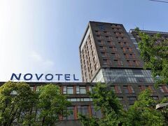 【Novotel Shanghai Clover】 
(外観写真は後日撮影したもの) 

今回利用したのがこちらのホテル。
完全にディズニー利用を見越して最近建てられたため、まだ非常にキレイでモダンなホテルです。
市内にもNOVOTEL系のホテルがありますので、間違えないように。