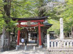 菖蒲池から数分歩いて浅間神社へ。
淺間神社境内はあまり参拝者はおらず落ち着いた雰囲気があって良かったです。
神社ですが鳥居の後ろに山門の様なものがあり不思議な感じがしました。
