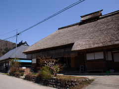 そして、宿場の中へと入って行く。
すると、すぐに茅葺の建物が旅人を迎えてくれた。