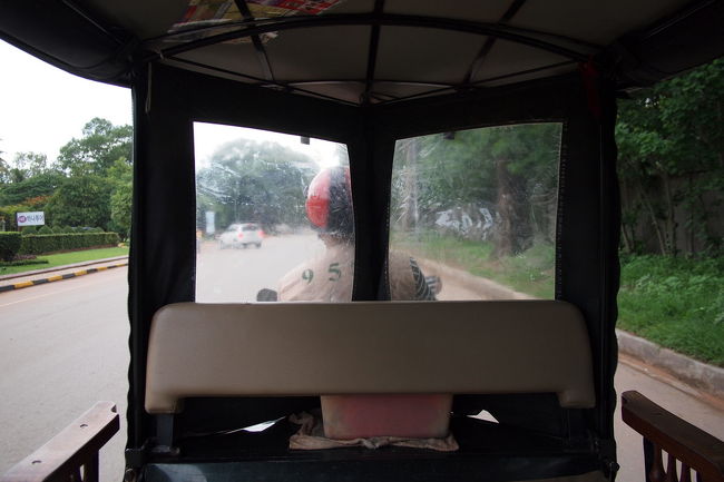 まさいはひとりなので<br />選べるのはバイクかルモしかないが<br />カンボジア式のトゥクトゥクである<br />Rumo（ルモ）のほうが楽しそうなので<br />そちらをお願いした<br /><br />もうひとり同伴者がいれば７ドルなので<br />だいぶ安くなるんだが、残念ながらひとり<br /><br />トップの写真がきょうのドライバーさん<br />来てくれるまではちょっと不安だったが<br />とても感じのいい青年なのでひと安心