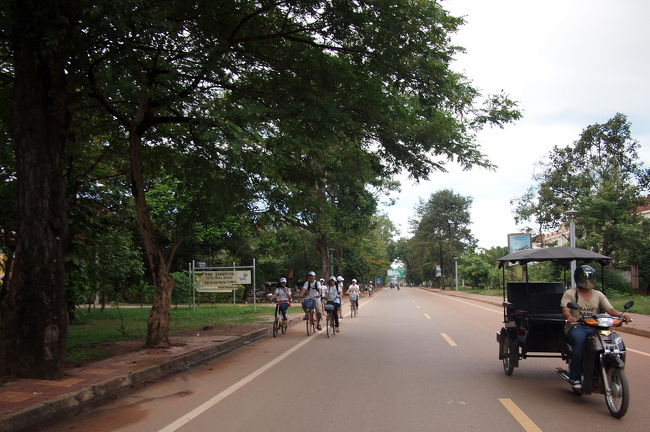 宿をでてから最初の目的地である<br />アンコールワットまではおよそ７キロ<br />とてもきれいに舗装された道を快適に走る<br /><br />周りを見ていると通学の中学生が<br />たくさん自転車で走ってる<br />みんなこっちを見てるので<br />手を振ると、むこうも手を振ってくれる<br />ちょっとしたことだけど<br />すごく楽しい！